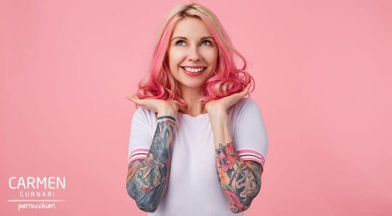 Capelli Multicolor Milano - Ragazza sorridente con capelli rosa