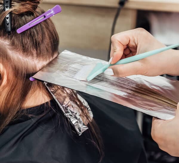 Colorazione Capelli Milano  - Professionista che fa la tinta ai capelli