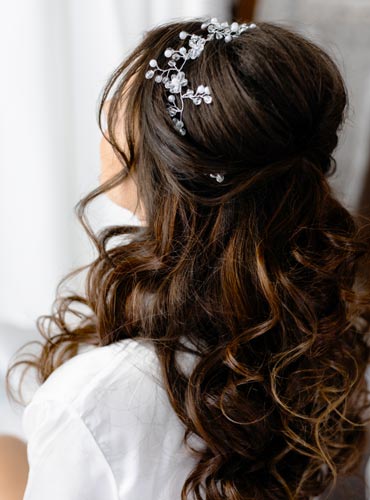 Acconciature sposa capelli lunghi Milano: semi-raccolto acconciatura romantica